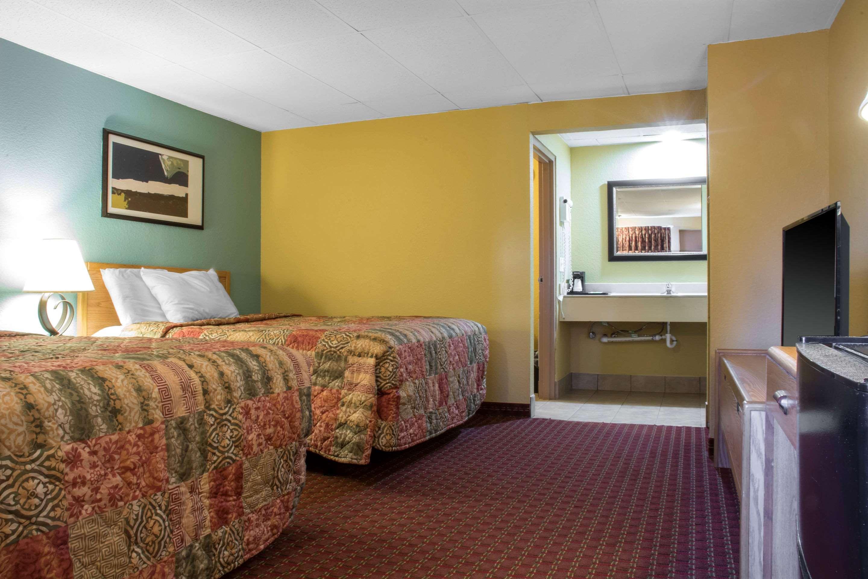 Econo Lodge Hotel Bradford Eksteriør bilde